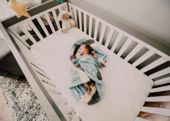 Wie man das Zimmer eines Babys gestaltet: Ein sicheres und gemütliches Refugium schaffen