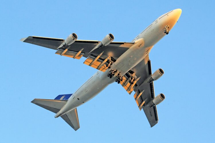 United Airlines Holdings Inc. hat innerhalb einer Woche drei Vorfälle mit ihren Boeing-Flugzeugen erlebt, wobei der letzte Vorfall auftrat, als ein Flugzeug kurz nach der Landung von der Rollbahn abkam.